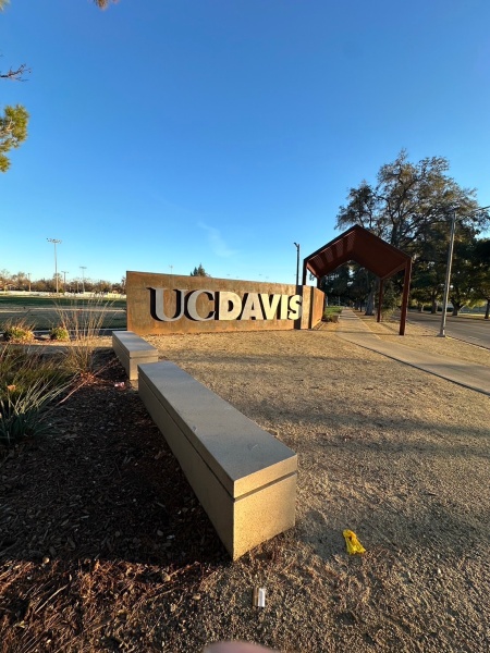 カリフォルニア大学デーヴィス校の正門